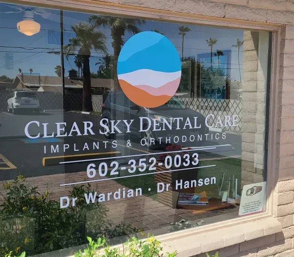 Vitrina de Clear Sky Dental Care con logotipo, número de teléfono y nombres de los doctores.